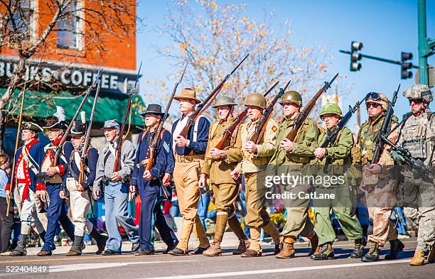 ejército de los estados unidos a través de las edades en desfile del día de los veteranos - us army urban warfare fotografías e imágenes de stock