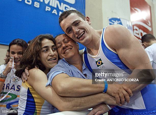 El gimnasta brasileño Diego Hypolito festeja con su hermana Daniele y su madre Geny la medalla de plata obtenida en la competencia de gimnasia...
