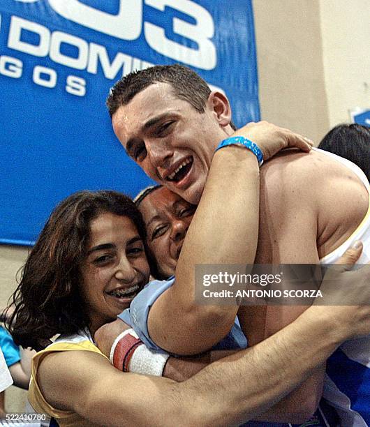 El gimnasta brasileño Diego Hypolito festeja con su hermana Daniele y su madre Geny la medalla de plata obtenida en la competencia de gimnasia...