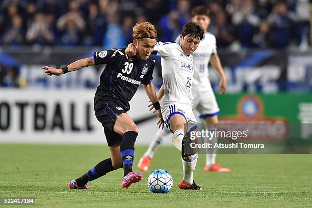 Takashi Usami of Gamba Osaka and Baek Ji-Hoon of Suwon Samsung Bluewings FC compete for the ball during the AFC Champions League Group G match...