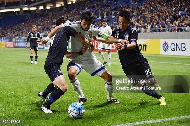 Yeom Ki-Hun of Suwon Samsung Bluewings FC controls the ball during the AFC Champions League Group G match between Gamba Osaka and Suwon Samsung Blue...