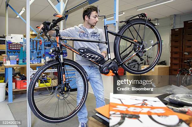 An employee inspects the gear indexing on an electronic bike inside the KTM Fahrrad GmbH bicycle manufacturing facility, in Mattighofen, Austria, on...