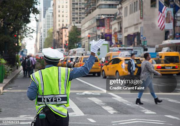 new york traffic cop - verkeerspolitie stockfoto's en -beelden