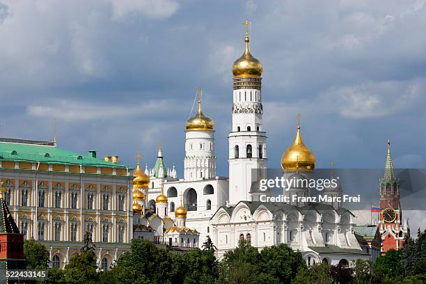 kremlin - russia flag stock pictures, royalty-free photos & images