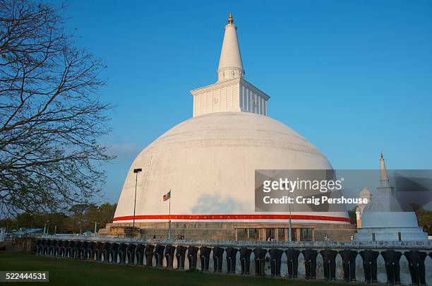 ruvanvelisaya dagoba - ruvanvelisaya dagoba stock pictures, royalty-free photos & images