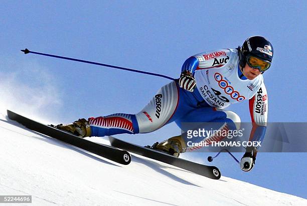 La skieuse francaise Marion Rolland est en action lors de l'epreuve de coupe du monde de ski alpin de descente a San Sicario, le 26 fevrier 2005. La...
