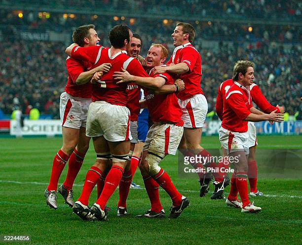 The Welsh players celebrate their win during the RBS Six Nations Rugby match between France and Wales at the Stade de France on February 26, 2005 in...