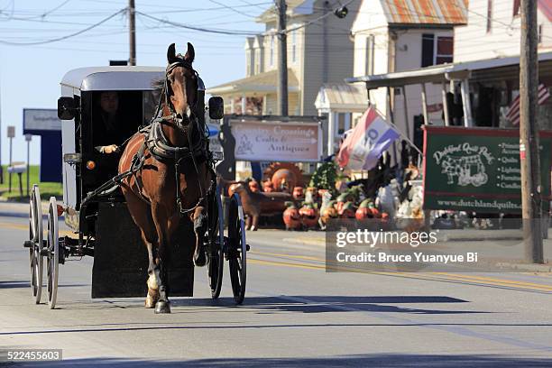 amish buggy in town - condado de lancaster pensilvania fotografías e imágenes de stock