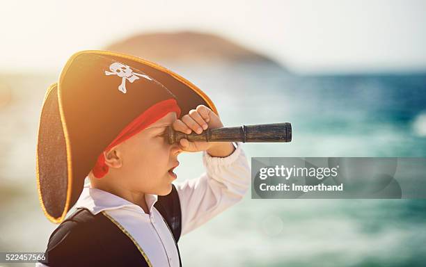 pequeno pirata olhar com telescópio pequeno - pirata imagens e fotografias de stock