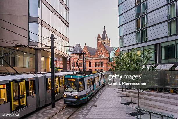 metrolink near auburn street - manchester reino unido - fotografias e filmes do acervo