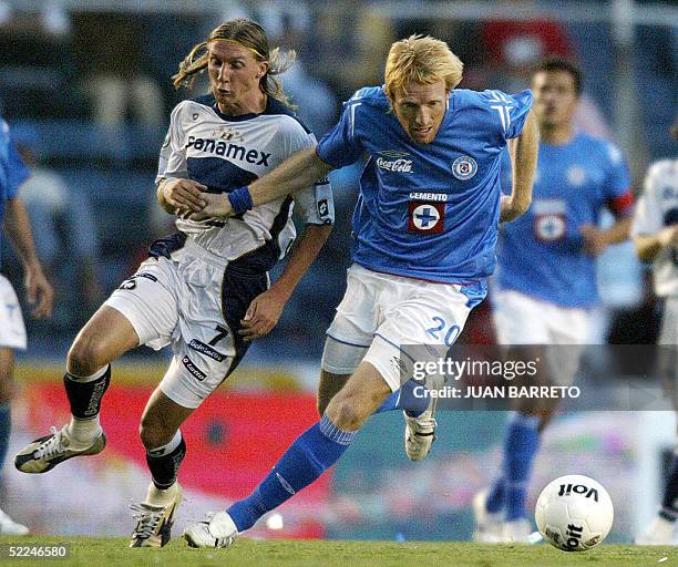 El argentino Leandro Aldoni de Pumas, trata de marcar a su compatriota Federico Lussenhoff de Cruz Azul, en partido de la 7a. Semana del Torneo...