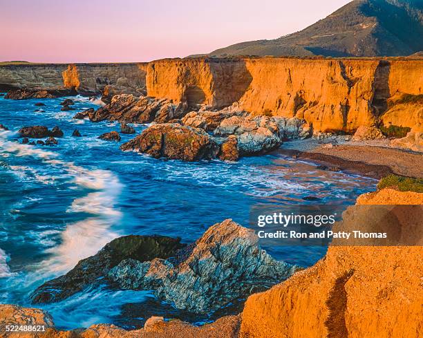 montana de oro state park shoreline,breaking surf, ca(p) - san luis obispo californië stockfoto's en -beelden