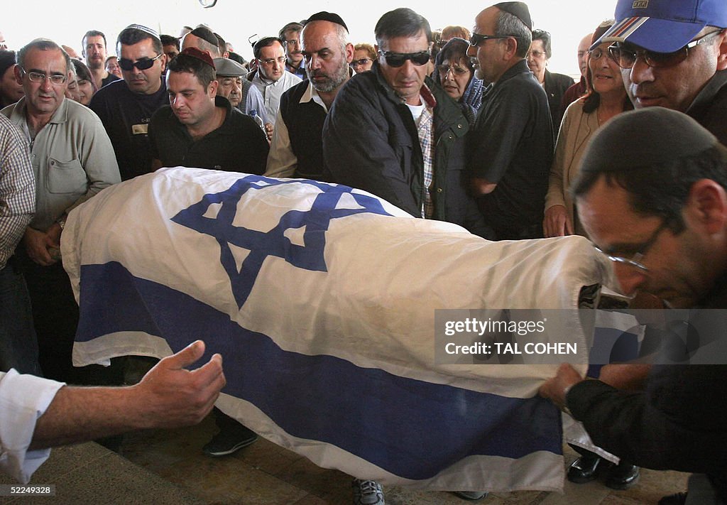 Israeli mourners carry the body of Ronen