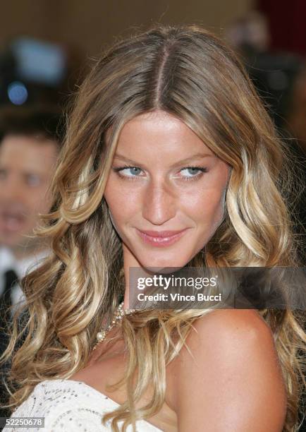 Brazilian model Gisele Bundchen arrives at the 77th Annual Academy Awards at the Kodak Theater on February 27, 2005 in Hollywood, California.