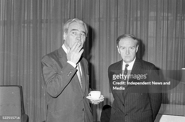Taniaste Elect Mr. Brendan Corish and Taoiseach Elect Mr. Liam Cosgrave at Dublin Airport, prior to their departure for London. . . 373-154.