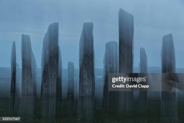 callinish stone circle, isle of lewis, scotland - stone circle stockfoto's en -beelden