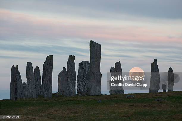callinish stone circle, isle of lewis, scotland - stone circle stockfoto's en -beelden