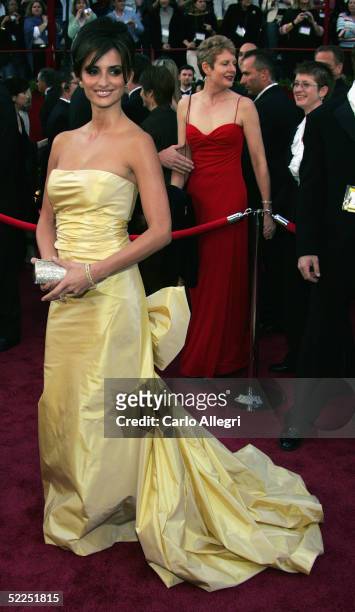 Actress Penelope Cruz arrives at the 77th Annual Academy Awards at the Kodak Theater on February 27, 2005 in Hollywood, California.