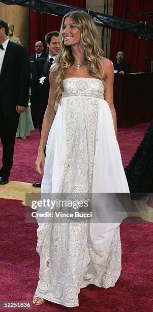 Model Gisele Bundchen arrives at the 77th Annual Academy Awards at the Kodak Theater on February 27, 2005 in Hollywood, California.