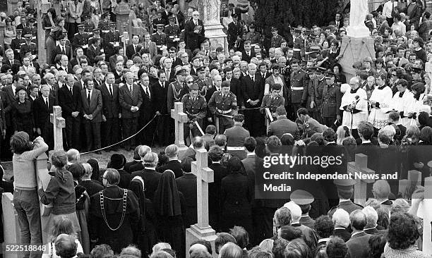 The scence at the burial of the late President Eamon de Valera in Glasnevin cemetery. . .