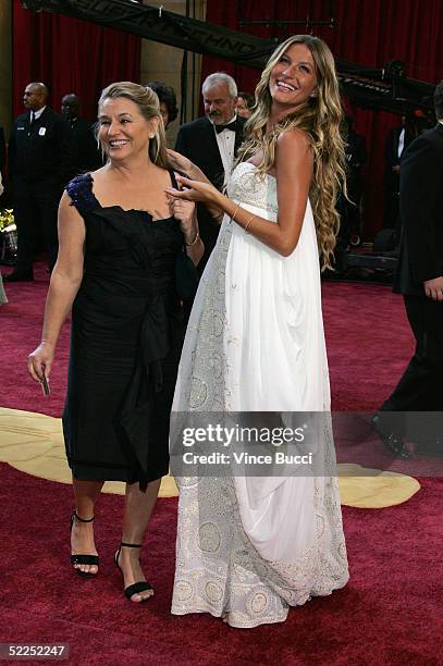 Model Gisele Bundchen arrives at the 77th Annual Academy Awards at the Kodak Theater on February 27, 2005 in Hollywood, California.