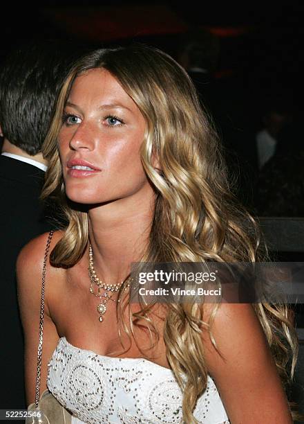 Fashion model Gisele Bundchen attends the Governor's Ball after the 77th Annual Academy Awards at The Highlands on February 27, 2005 in Hollywood,...