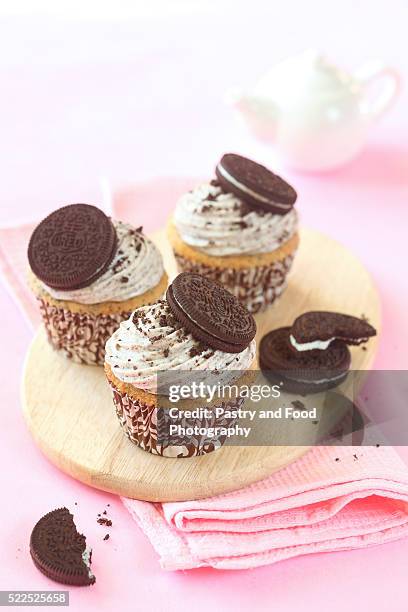 chocolate cookie cupcakes - tea and cupcakes bildbanksfoton och bilder