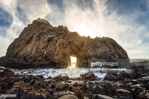 rugged keyhole rock arch - key hole stock pictures, royalty-free photos & images