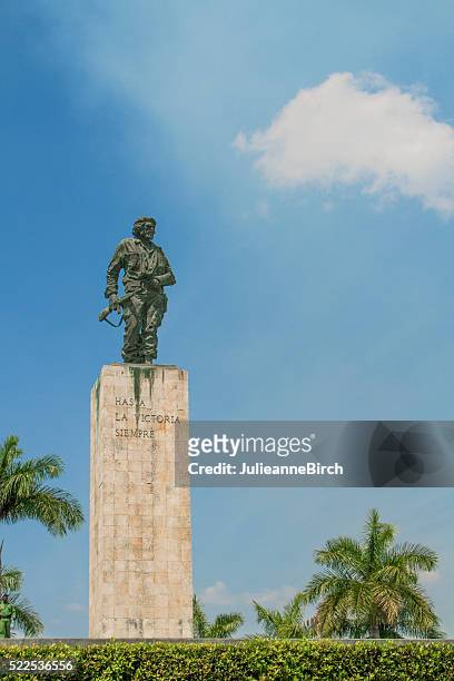 monument of che guevara - che guevara stock pictures, royalty-free photos & images