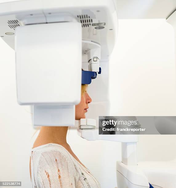 dientes computarizada del dentista - radiologia dental fotografías e imágenes de stock