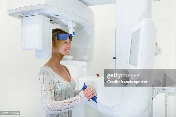 dientes computarizada del dentista - radiologia dental fotografías e imágenes de stock