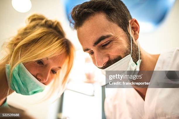 assistant at the dentist clinic - extraction forceps stockfoto's en -beelden