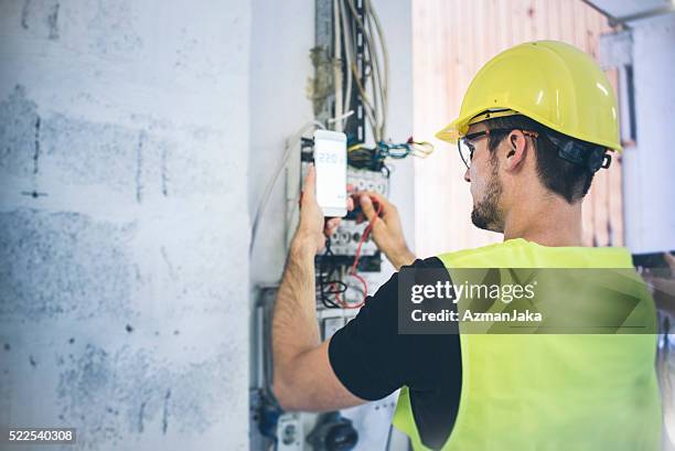 elektriker - handwerker weißer helm stock-fotos und bilder