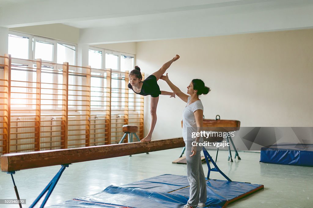 Menina praticando ginástica