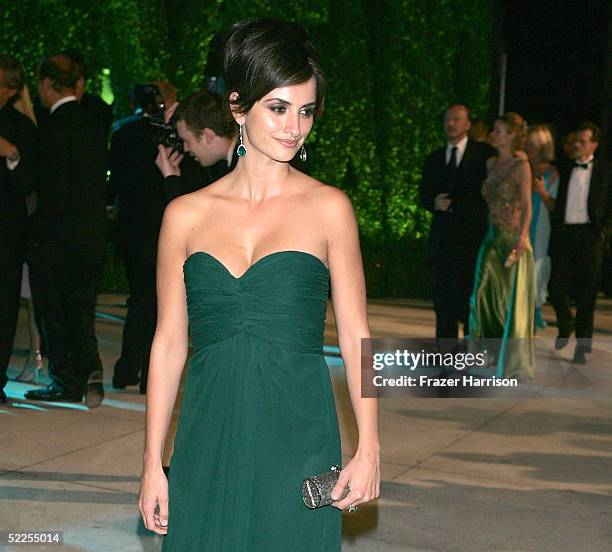 Actress Penelope Cruz arrives at the Vanity Fair Oscar Party at Mortons on February 27, 2005 in West Hollywood, California.