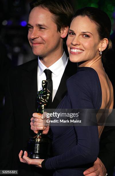 Winner of Best Actress in a Leading Role for her performance in "Million Dollar Baby", Hilary Swank and husband Chad Lowe arrive at the Vanity Fair...