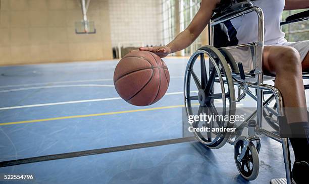 behinderter basketballspieler hüpft den ball - dribbling sports stock-fotos und bilder