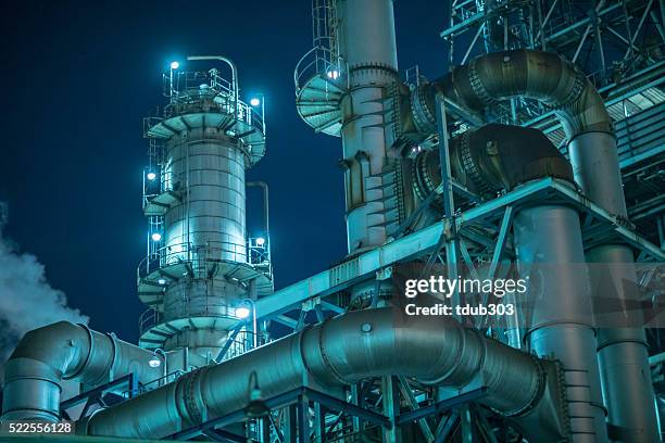 large factory detail at night - aardgas stockfoto's en -beelden