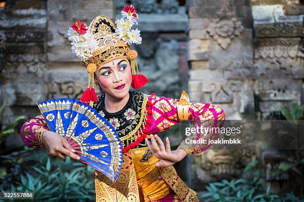 traditionelle ramayana-tänzerin in einem tempel auf bali - balinesische kultur stock-fotos und bilder