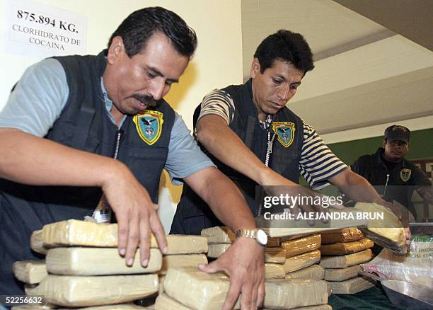 Agentes de la Direccion Nacional Antidrogas de Peru guardan paquetes conteniendo clorhidrato de cocaina luego haberlos mostrado en una conferencia de...