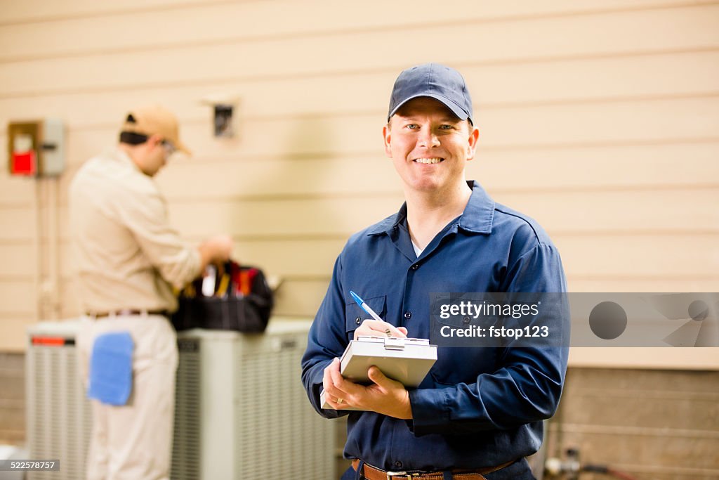 Air conditioner repairmen Arbeit zu Hause ausgestattet. Blauen Kragen Arbeitnehmer.