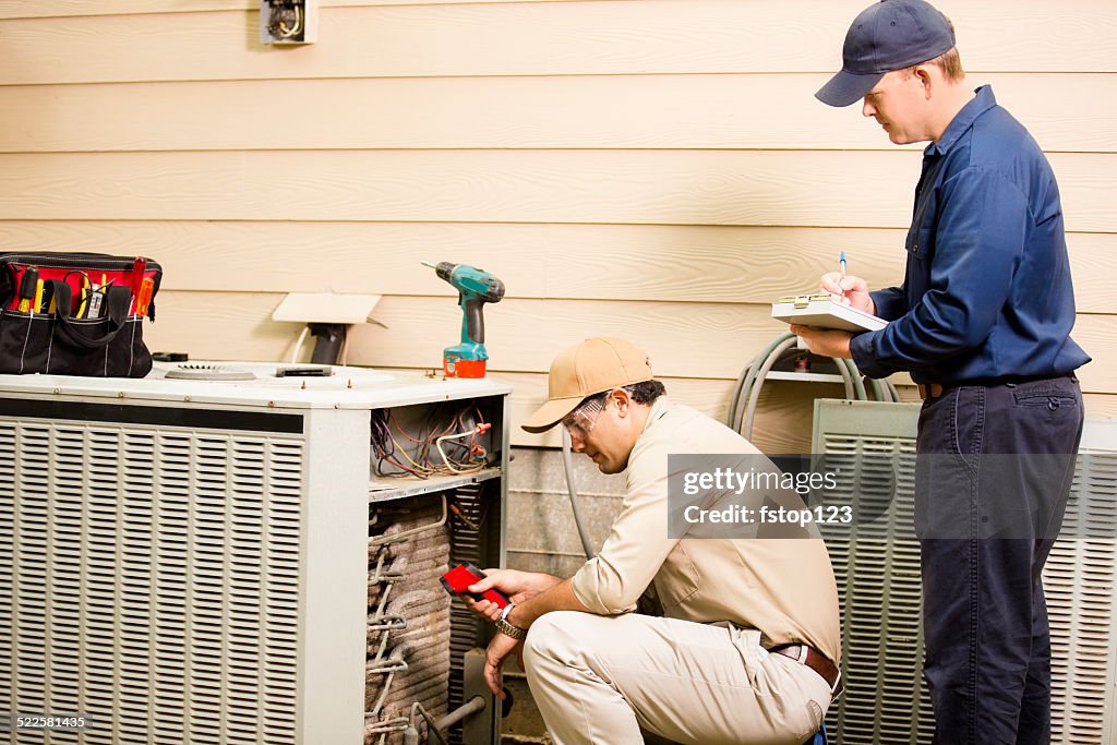 Air conditioner repairmen Arbeit zu Hause ausgestattet. Blauen Kragen Arbeitnehmer.