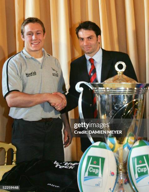 Newcastle's rugby player Jonny Wilkinson shakes hands with French Stade Francais Christophe Dominici, 01 March 2005 in Paris during a press...