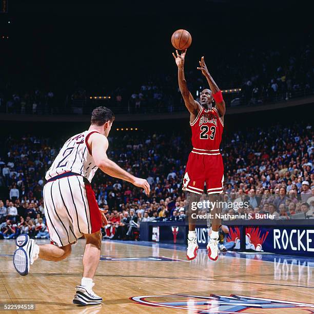 Michael Jordan of the Chicago Bulls shoots against the Houston Rockets on January 19, 1997 at the Summit in Houston, Texas. NOTE TO USER: User...