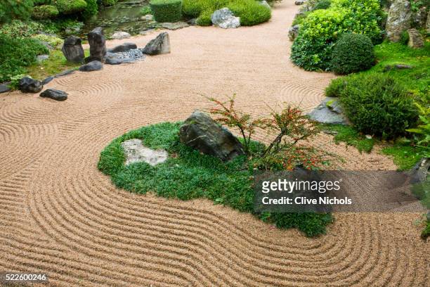 dry landscape garden - karesansui photos et images de collection
