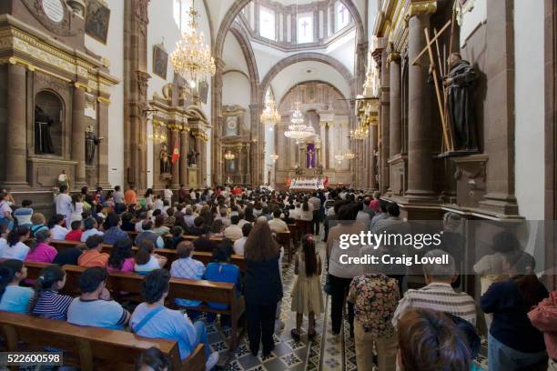 templo de san francisco on easter - religious mass photos et images de collection