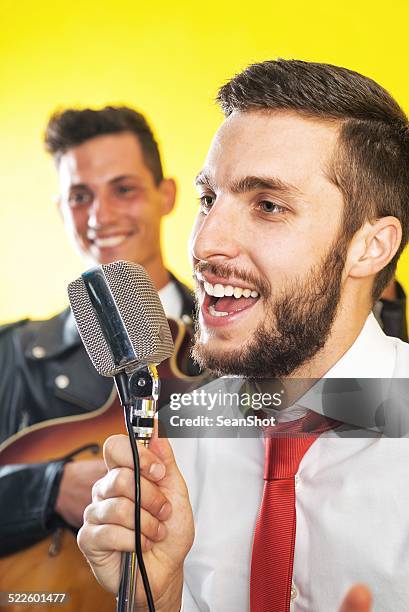 crooner com guitarrista. - cantor de boate - fotografias e filmes do acervo