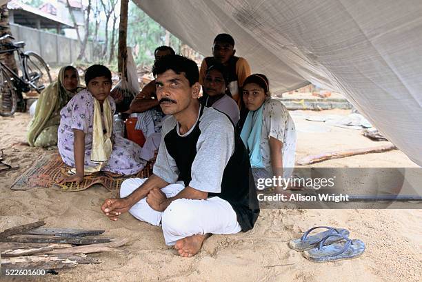 refugee family - sri lankan ethnicity stock pictures, royalty-free photos & images