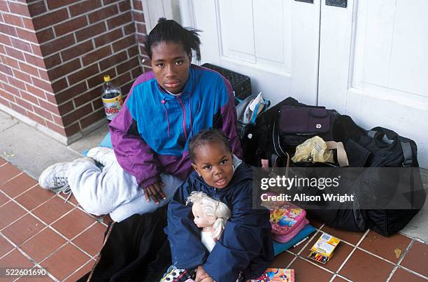 mother and daughter living on street - women and children living with drug addiction stock pictures, royalty-free photos & images