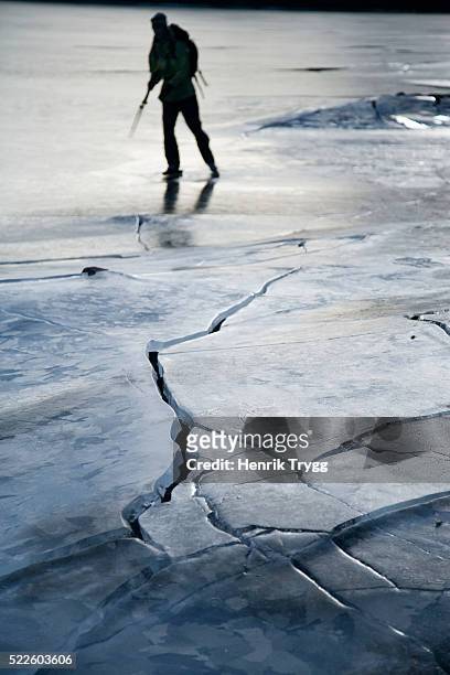 iceskater on lake in dalsland - image stockfoto's en -beelden